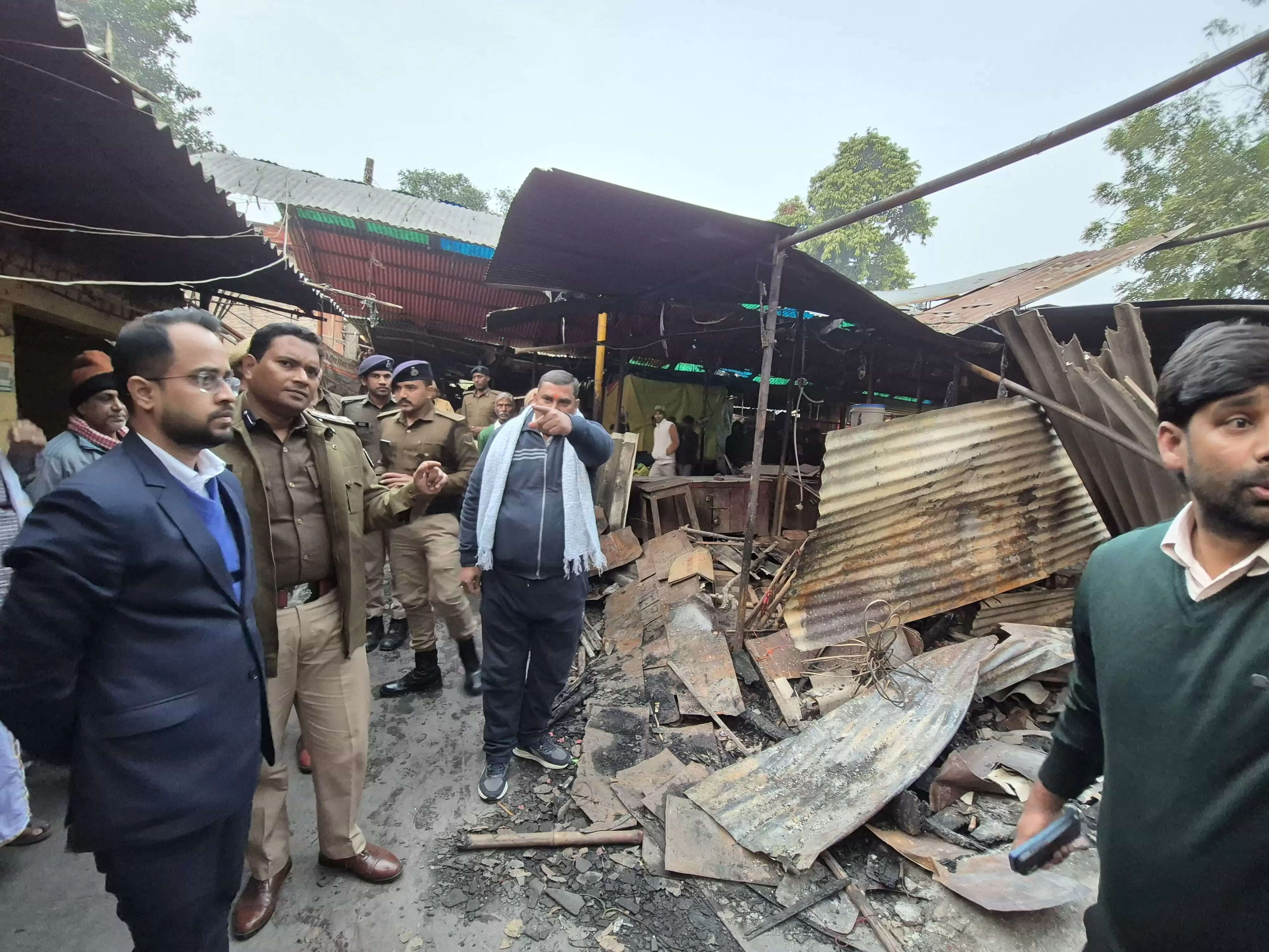 आमी मंदिर अग्निकांड में जिलाधिकारी एवं वरीय पुलिस अधीक्षक ने किया स्थलीय निरीक्षण