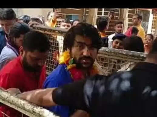 दतिया&nbsp;पहुंचे&nbsp; पंडित धीरेंद्र कृष्ण शास्त्री ने किए&nbsp;मां पीतांबरा के दर्शन,&nbsp;हिंदू राष्ट्र को लेकर दिया&nbsp;बड़ा बयान