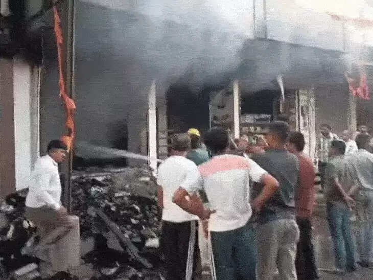 कपड़े की दुकान में लगी आग, तीन घंटे बाद पाया काबू
