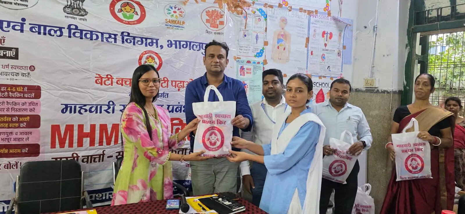 बाल विवाह की रोकथाम के लिए छात्राओं ने ली शपथ, बांटी गई एमएचएम किट