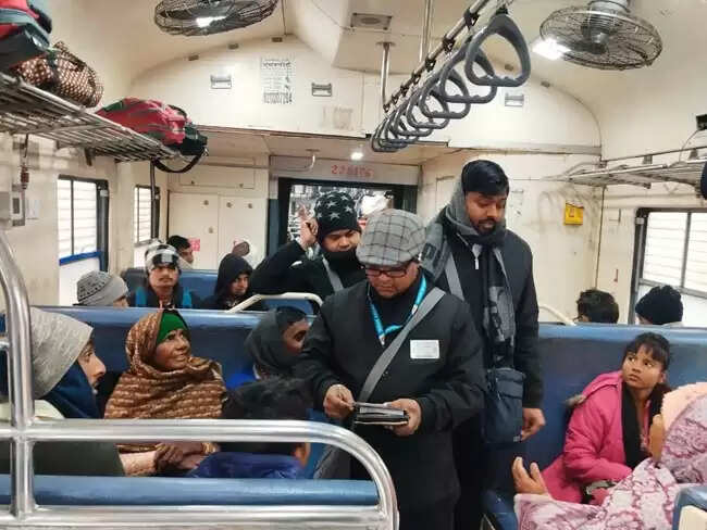रेलवे का टूंडला-अलीगढ़ के मध्य चला विशेष टिकट जांच अभियान