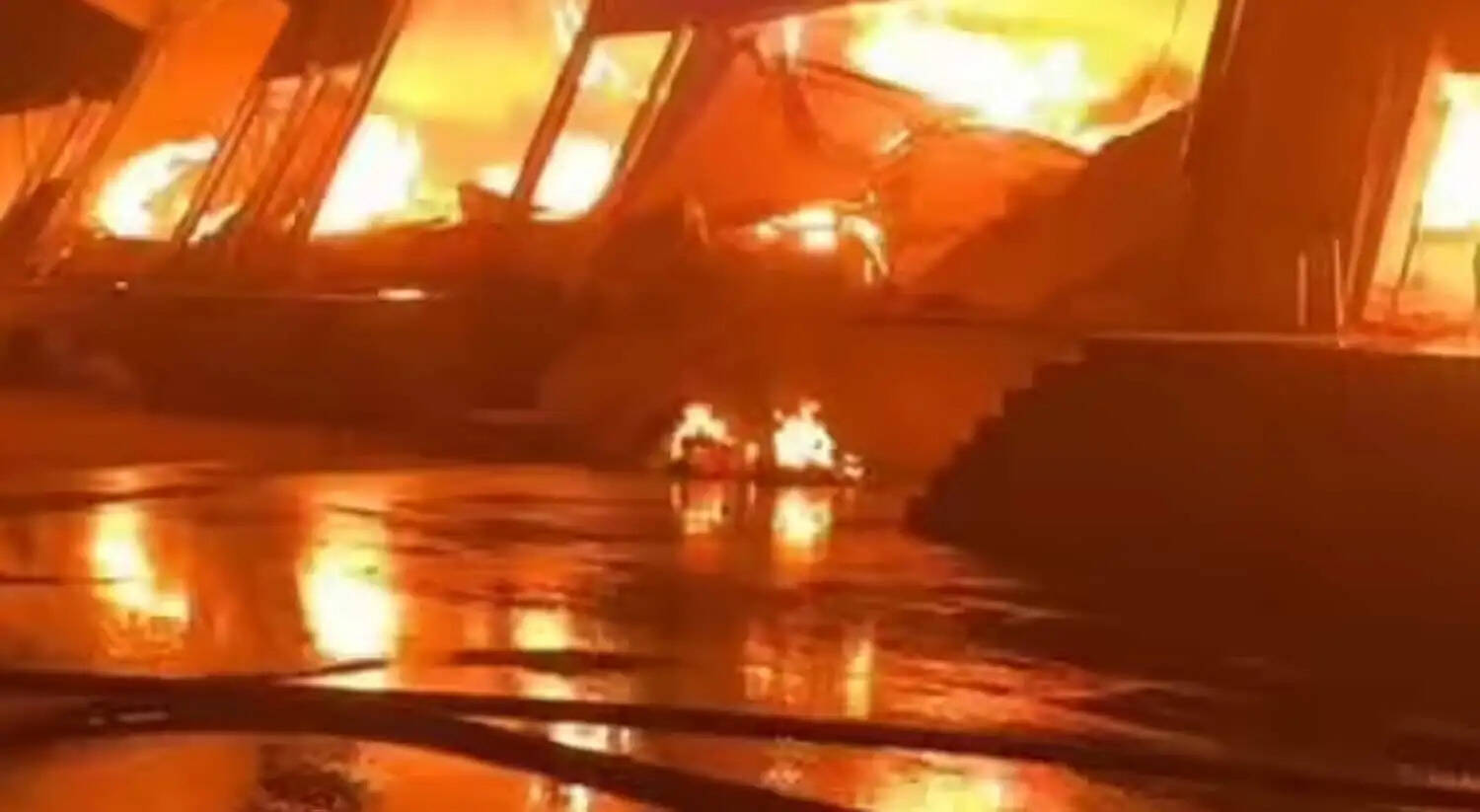 गुरुग्राम: प्लास्टिक के उपकरण बनाने वाली फैक्ट्री में लगी भीषण आग