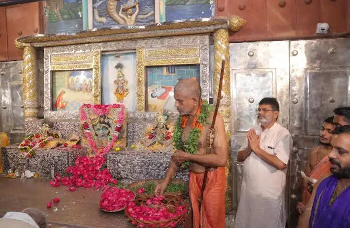श्रीकृष्ण जन्मभूमि से हटे अवैध कब्जा, मूल गर्भगृह में विराजेंगे कन्हैया: स्वामी विश्वप्रसन्न तीर्थ