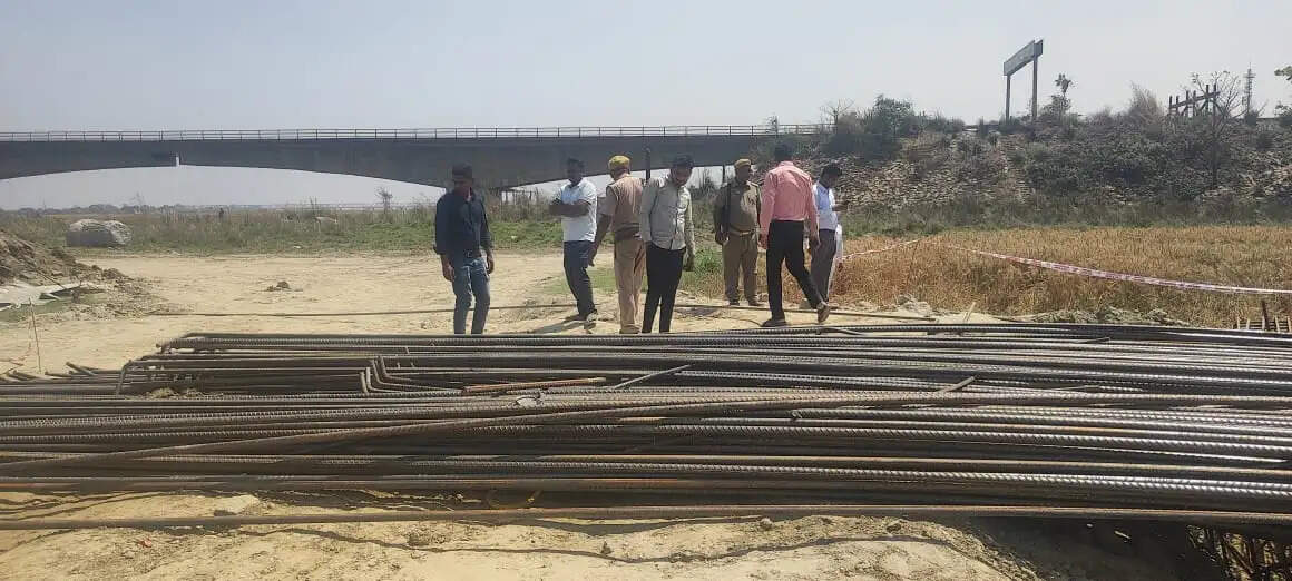 निर्माणाधीन पुल के पिलर का ढांचा गिरने से दो मजदूरों की मौत, एक गंभीर