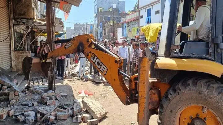 गुनाः भुल्लनपुरा तिराहे पर अतिक्रमण के विरूद्ध की गई कार्यवाही