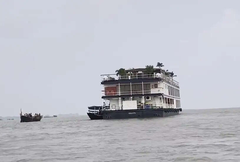 गंगा के उफान ने रोकी 'राजमहल क्रूज' की राह, भागलपुर में थमी रफ्तार, ट्रेन से पटना भेजे गए विदेशी सैलानी
