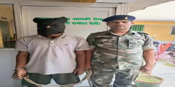 आर 1-5 बाइक चुरा कर भाग रहे थे चोर, पुलिस ने दबोचा