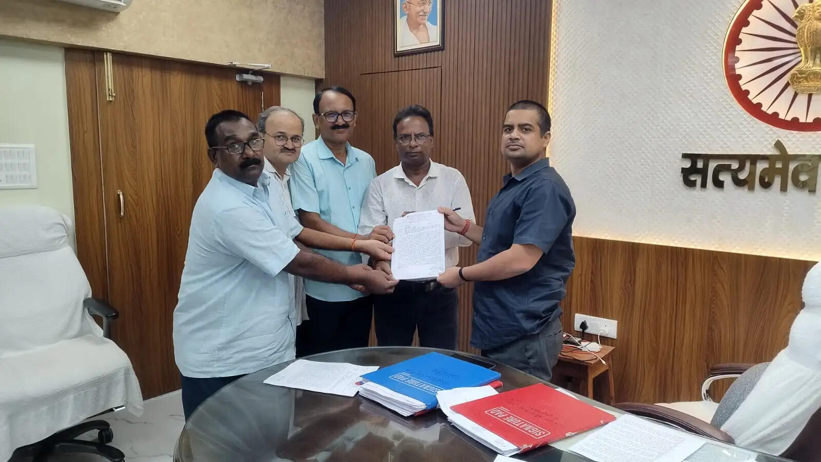 31 सूत्री मांगों को लेकर समाहरणालय के मुख्य द्वार पर प्रदर्शन, कर्मचारियों ने सौंपा मांग पत्र