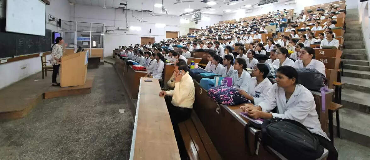 डॉ. एसएन मेडिकल कॉलेज : पर्यावरण, पशु एवं मानव स्वास्थ्य के आपसी संबंधों को किया उजागर