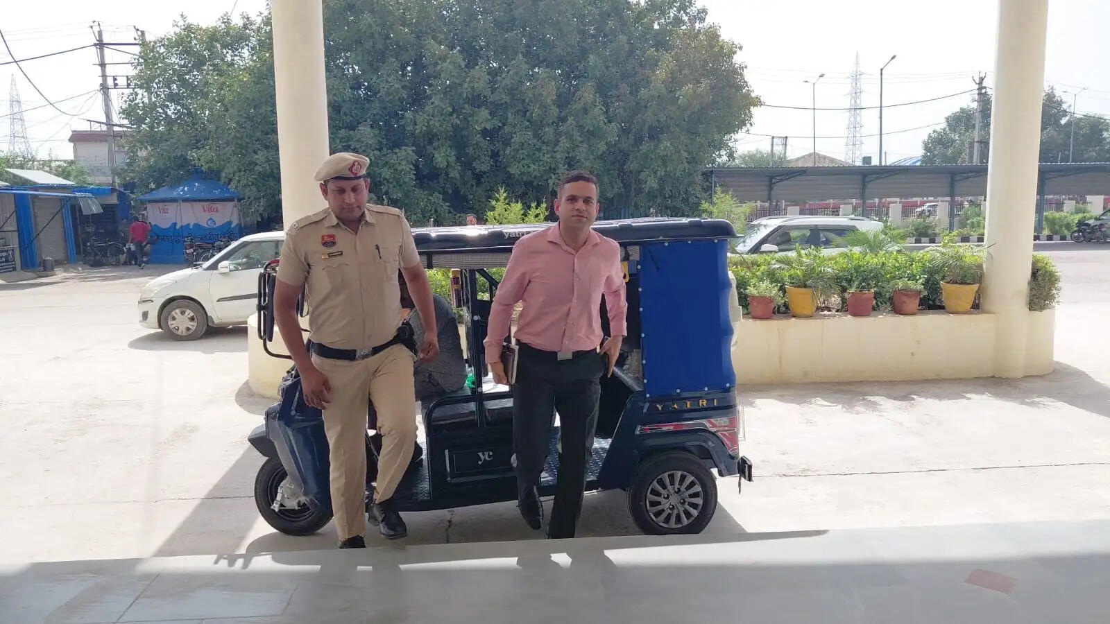 जींद : डीसी के बाद उचाना एसडीएम भी ई रिक्शा से पहुंचे कार्यालय