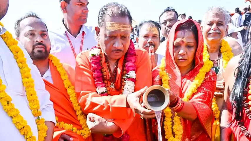 छत्तीसगढ़ के राज्यपाल और सीएम ने अपनी कैबिनेट&nbsp;के&nbsp;साथ त्रिवेणी संगम में किया पावन स्नान