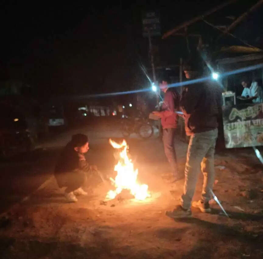 बढ़ती ठंड के मद्देनजर डीसी के निर्देश पर हुई अलाव की व्यवस्था