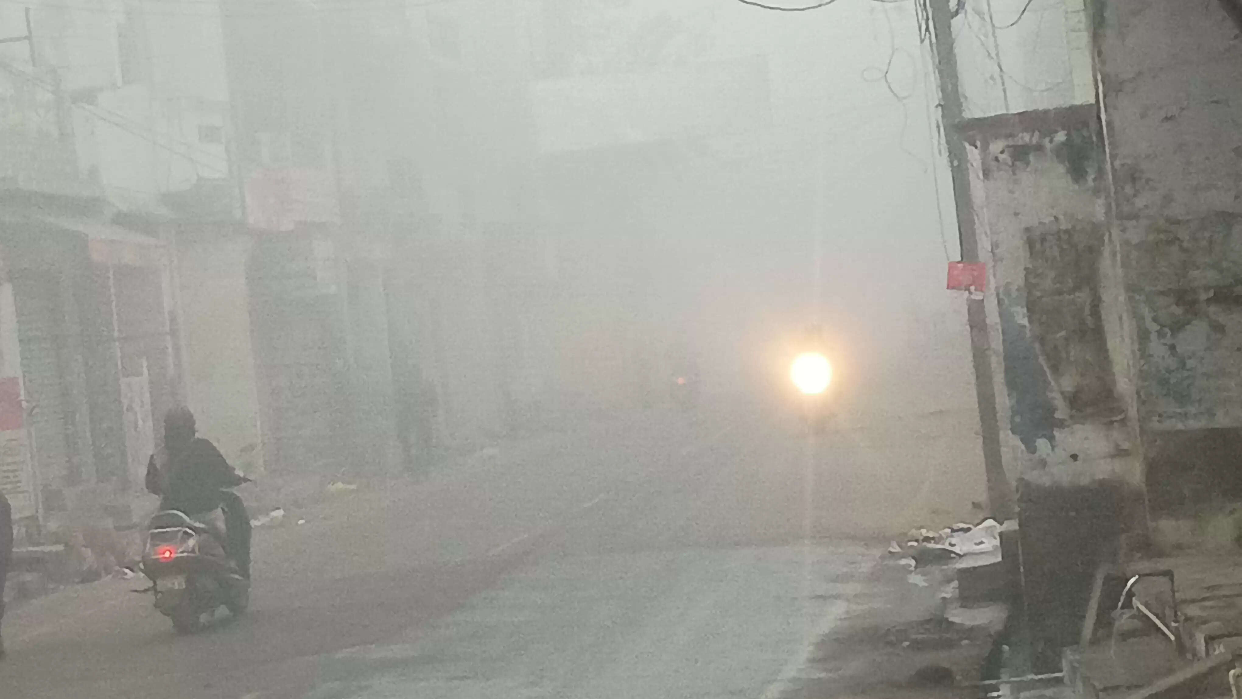 जनपद में कड़ाके की ठंड जारी,विजिबिलिटी मात्र 10 मीटर, इंटरमीडिएट तक के सभी स्कूल बंद