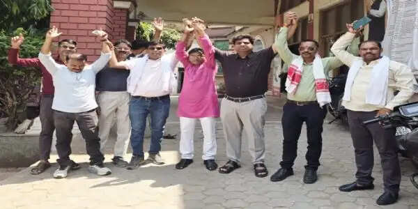 पश्चिम बंगाल और असम विधानसभा चुनाव में जीत से भाजपाई गदगद, बांटी मिठाईयां