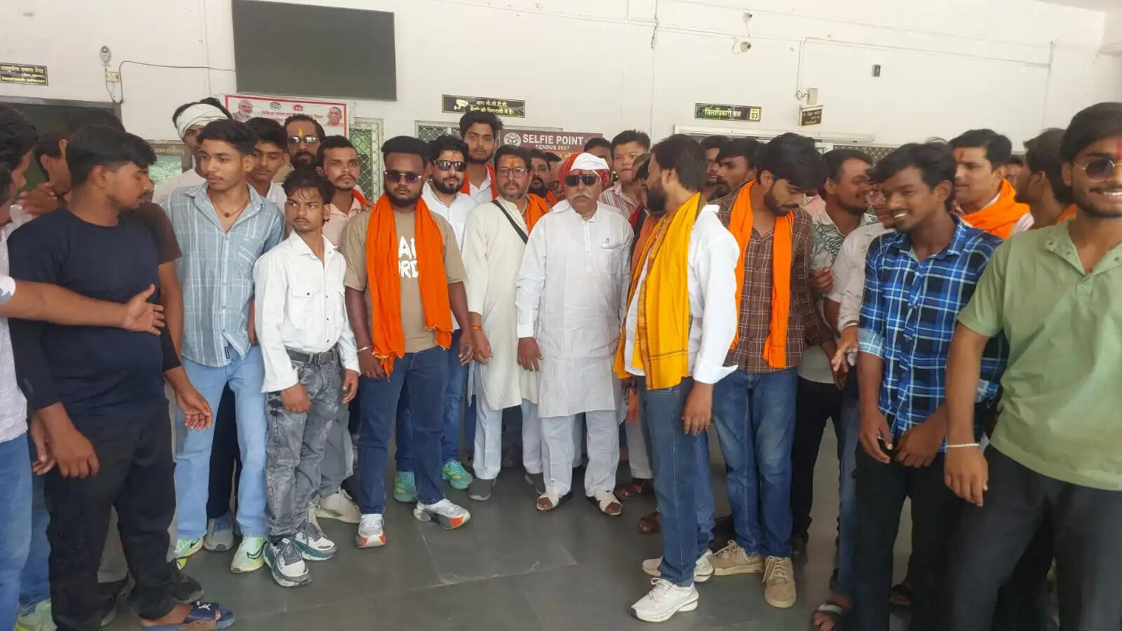 ताजिया उठने से पहले सड़क पर रखने का हिन्दू संगठनों ने किया विरोध, जिलाधिकारी को सौंपा ज्ञापन