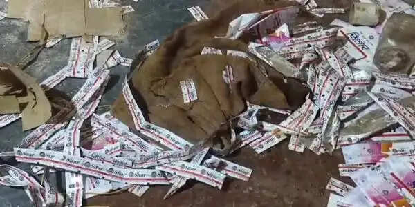 जीएसटी की टीम ने नकली गुटखा बनाने की दाे मशीनें और 30 बोरा अवैध गुटखा किया जब्त