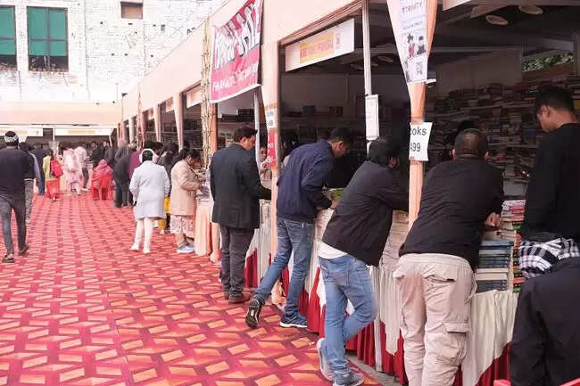 पुस्तक मेला : ‘मालगुड़ी’ और ‘रस्किन बॉन्ड’ की श्रृंखला पर पाठक फिदा, अन्य जिलों से भी उमड़े पुस्तक प्रेमी