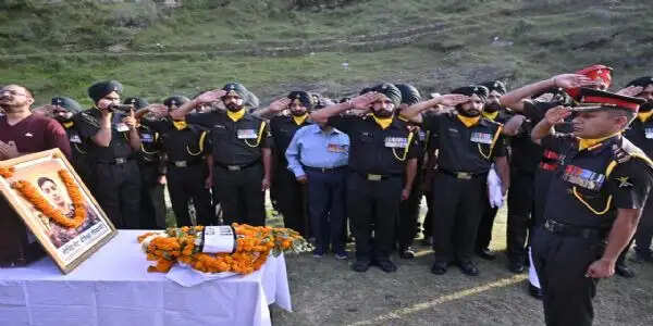 लेफ्टिनेंट बीरेश्वर को नम आंखों से सैन्य सम्मान के साथ दी गई अंतिम विदाई
