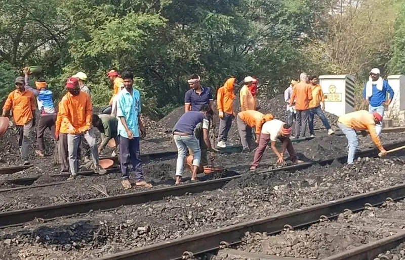 मप्र के कटनी में मालगाड़ी के बेपटरी, 24 घंटे बाद भी बहाल नहीं हो पाया रेल यातायात