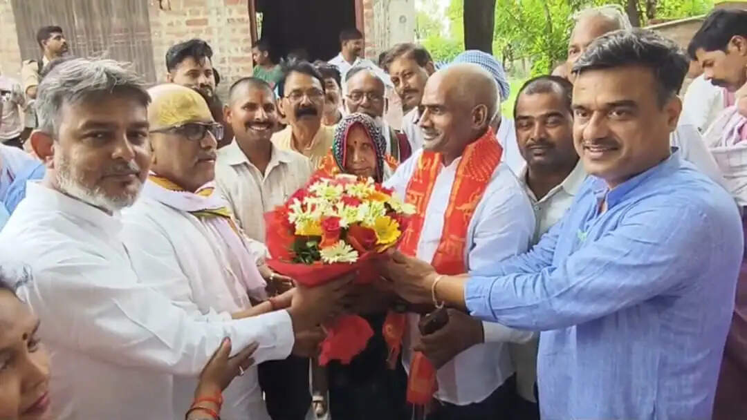 राष्ट्रीय पदक विजेता रोहित यादव के माता-पिता का कांग्रेस प्रदेश अध्यक्ष अजय राय ने किया सम्मान