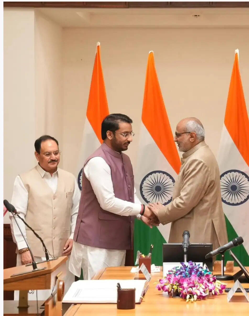 राकांपा नेता पार्थ पवार ने राज्यसभा के सदस्य के रूप में ली शपथ