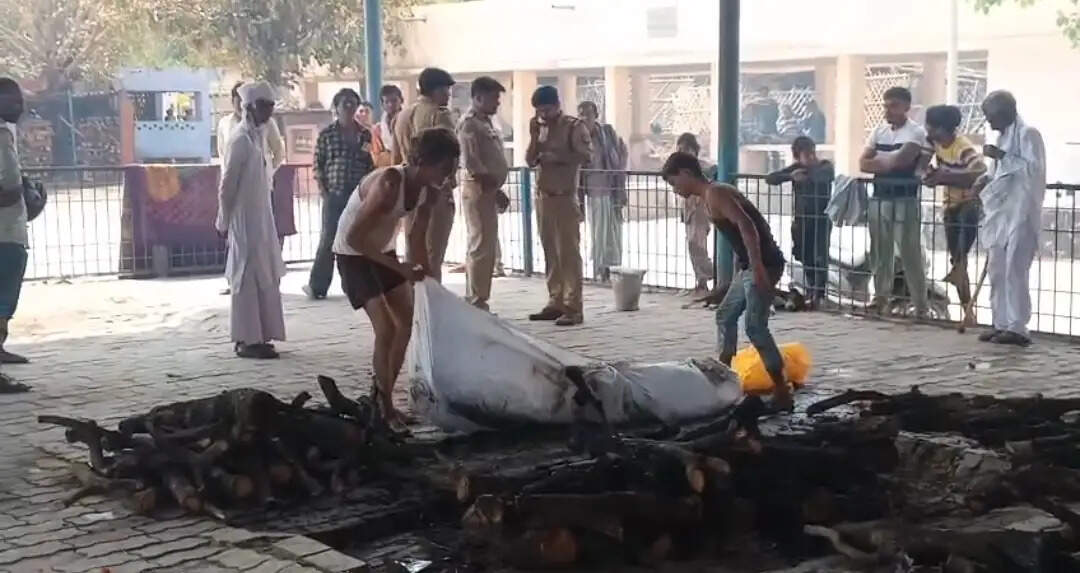 पत्नी की शिकायत पर जलती चिता से निकाला गया पति का शव, पुलिस जांच में जुटी