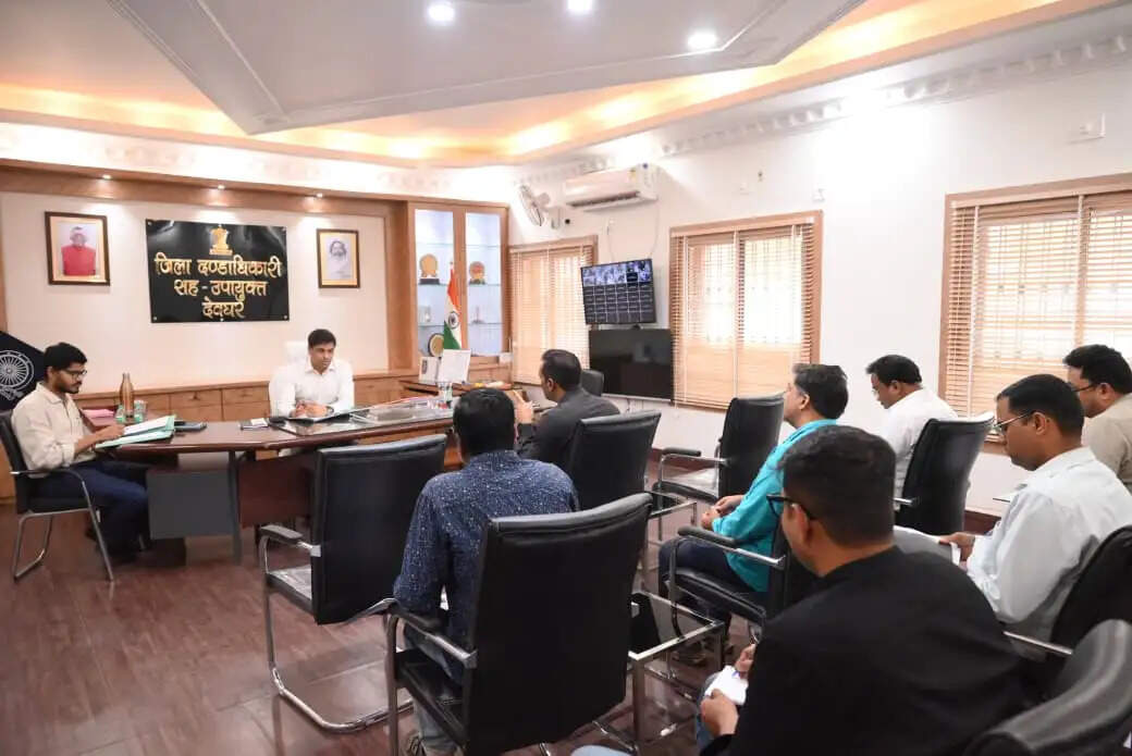 उपायुक्त ने विकास कार्यों में देरी करनेवाले एजेंसियों को शोकॉज जारी करने का दिया निर्देश