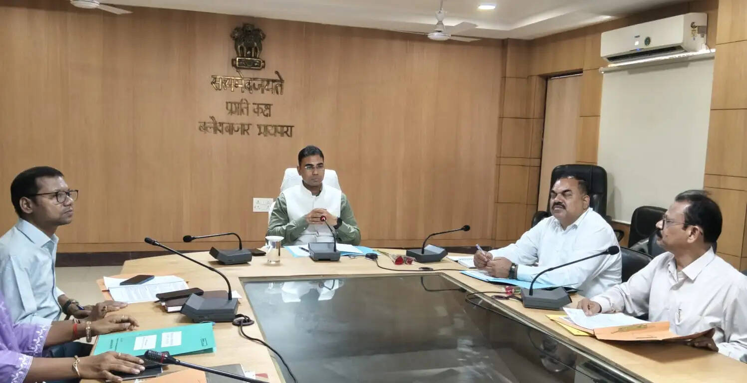 कलेक्टर ने ली एकलव्य विद्यालय प्रबंधन समिति की बैठक