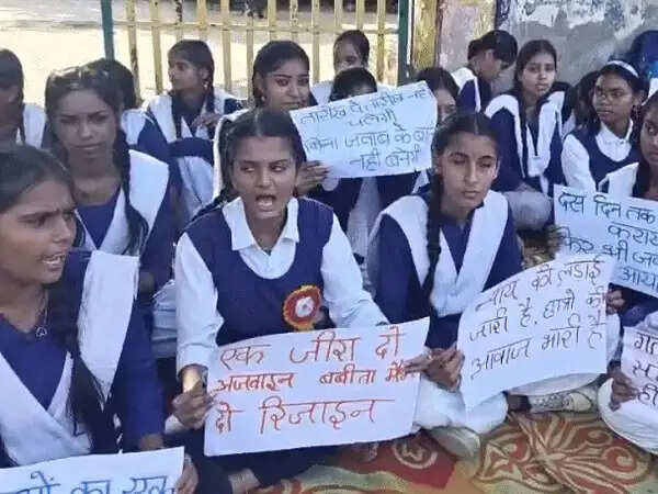 भोपाल में शिक्षिका के निलंबन की मांग पर फिर प्रदर्शन, धरने पर बैठे छात्र-छात्राएं