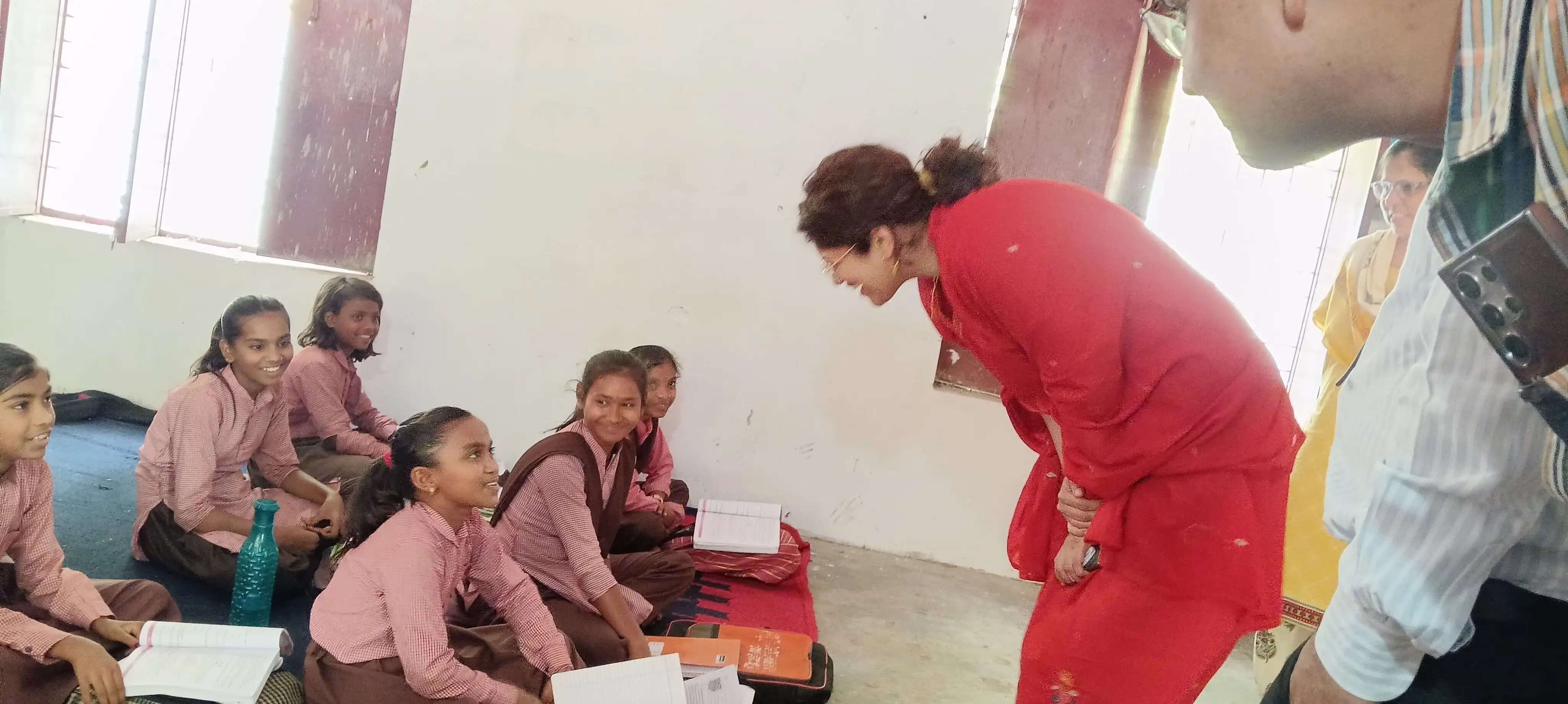 जिलाधिकारी को परिषदीय स्कूल में 214 छात्रों में सिर्फ 63 मिले, तीसरी क्लास पढा रहा था छात्र