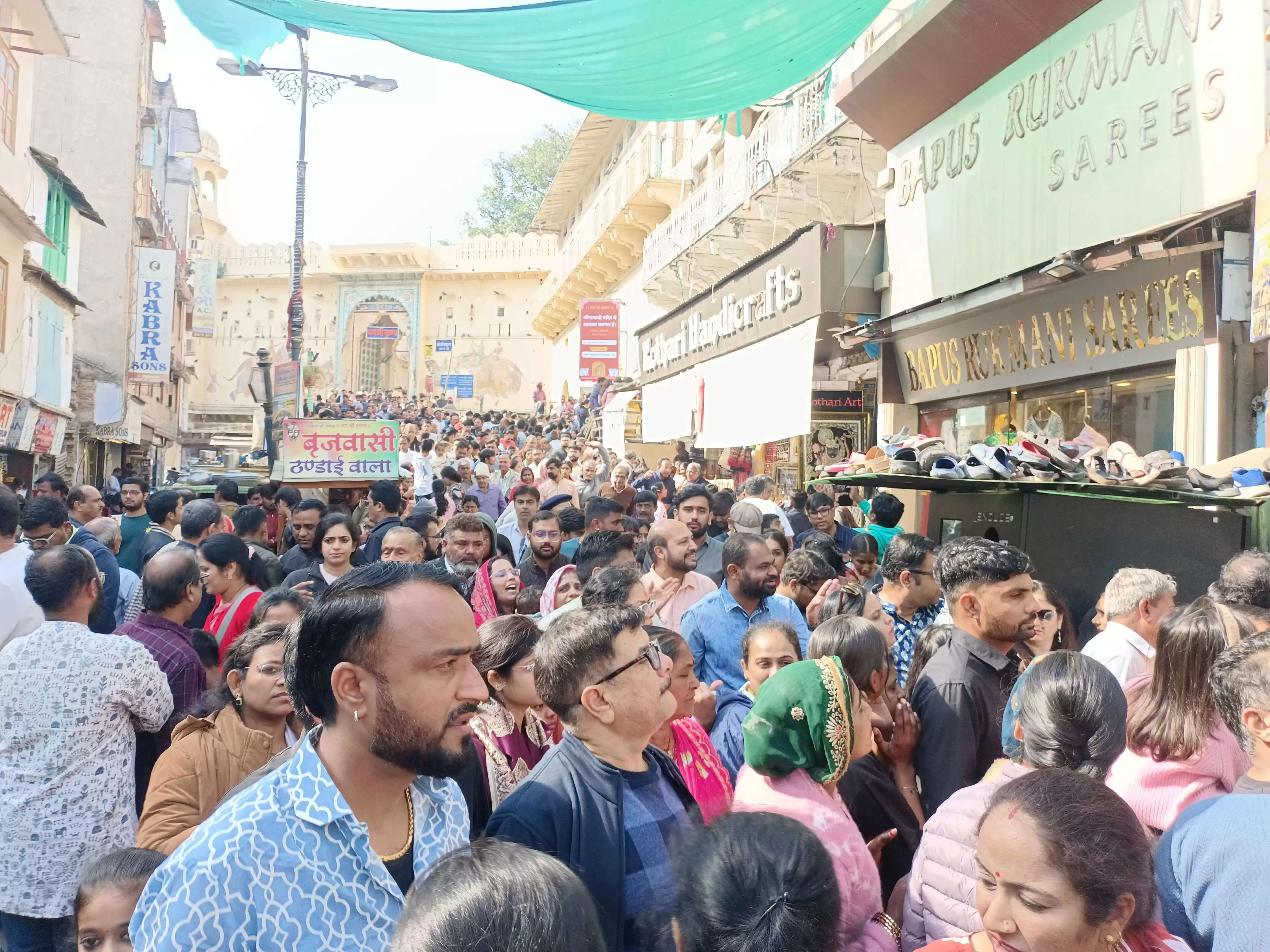 श्रीनाथजी मंदिर में सर्दी की छुट्टियों का रिकॉर्ड, उमड़ी श्रद्धालुओं की भीड़