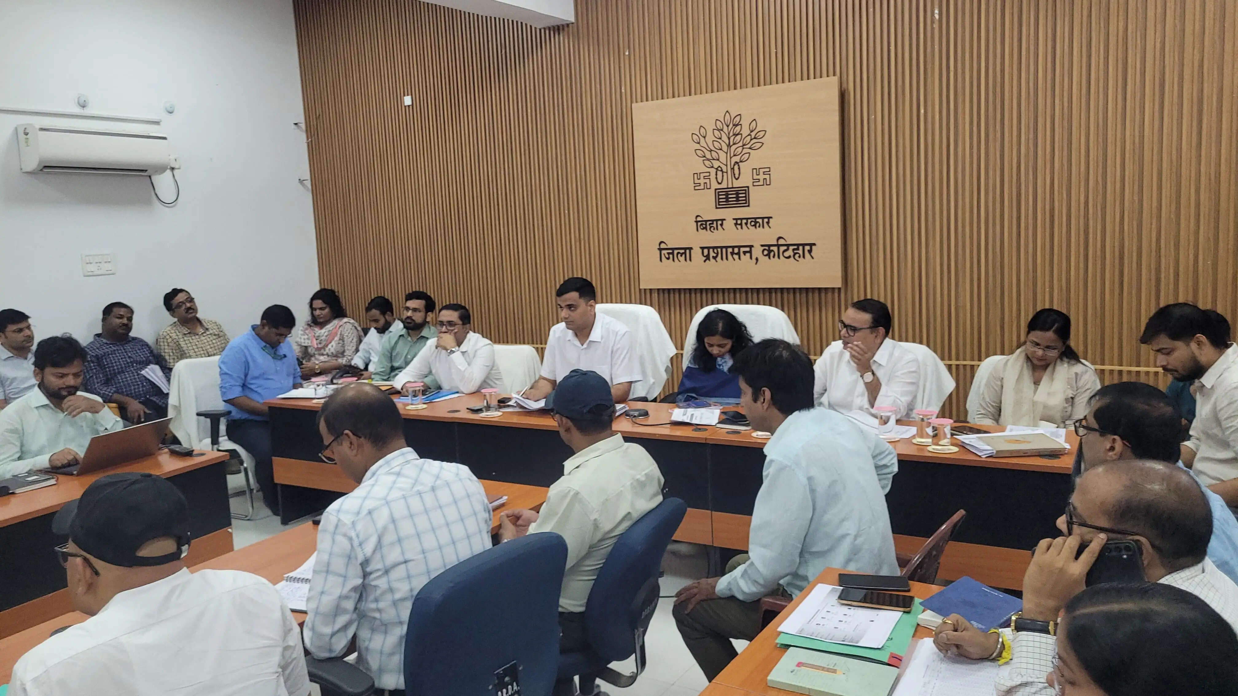 कायाकल्प अभियान में कोताही बर्दाश्त नहीं: 30 नवंबर तक दुरुस्त करें पुरानी इमारतें, 31 मार्च तक नए निर्माण पूरे करने का डीएम का अल्टीमेटम