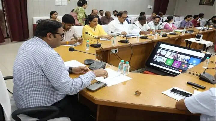 शासन की प्राथमिकताओं का समयबद्ध क्रियान्वयन सुनिश्चित करें: संभागायुक्त शर्मा