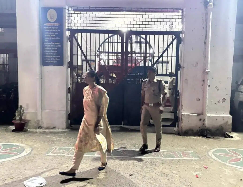 शहीद जुब्बा सहनी केन्द्रीय कारा में डीएम और एसएसपी का औचक छापेमारी
