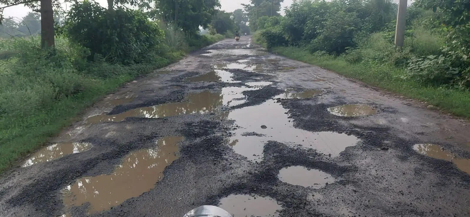 कहलगांव-नंदलापुर-बाराहाट ग्रामीण सड़क जर्जर, जनप्रतिनिधि उदासीन