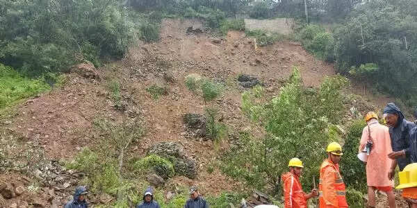 कुल्लू में सुबह-सवेरे भीषण भूस्खलन, दो मकान जमींदोज, छ मलबे में दबे, एक की मौत