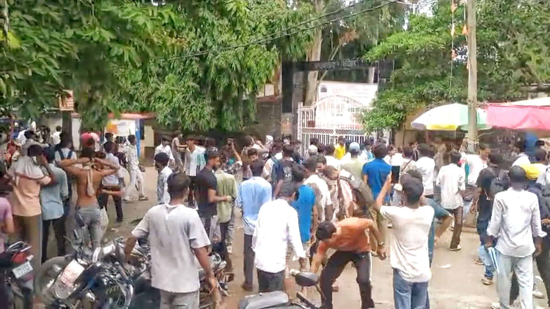 कटिहार में छात्रों का उग्र प्रदर्शन, समाहरणालय के पास पथराव के बाद पुलिस ने किया लाठीचार्ज