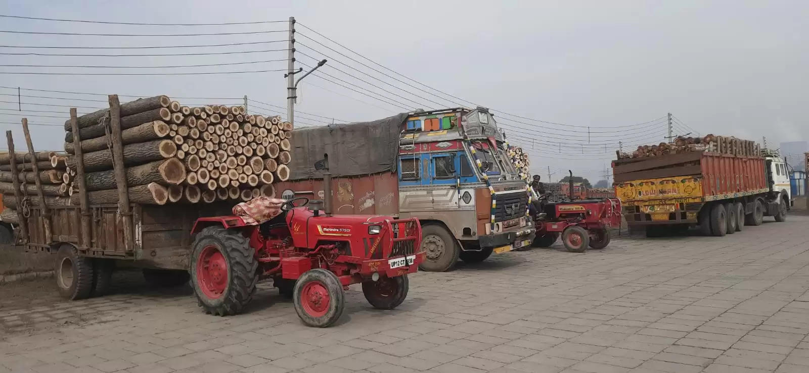 यमुनानगर: लक्कड़ मंडी में वाहनों को जबरन ले जाने पर आढ़तियों में रोष