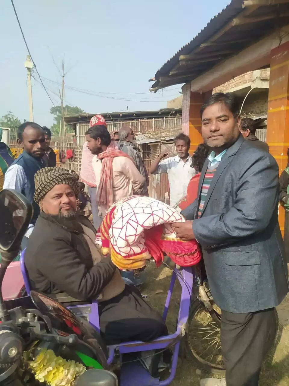 सर्द शीतलहर को लेकर 42 दिव्यांजनों के बीच कंबल का वितरण