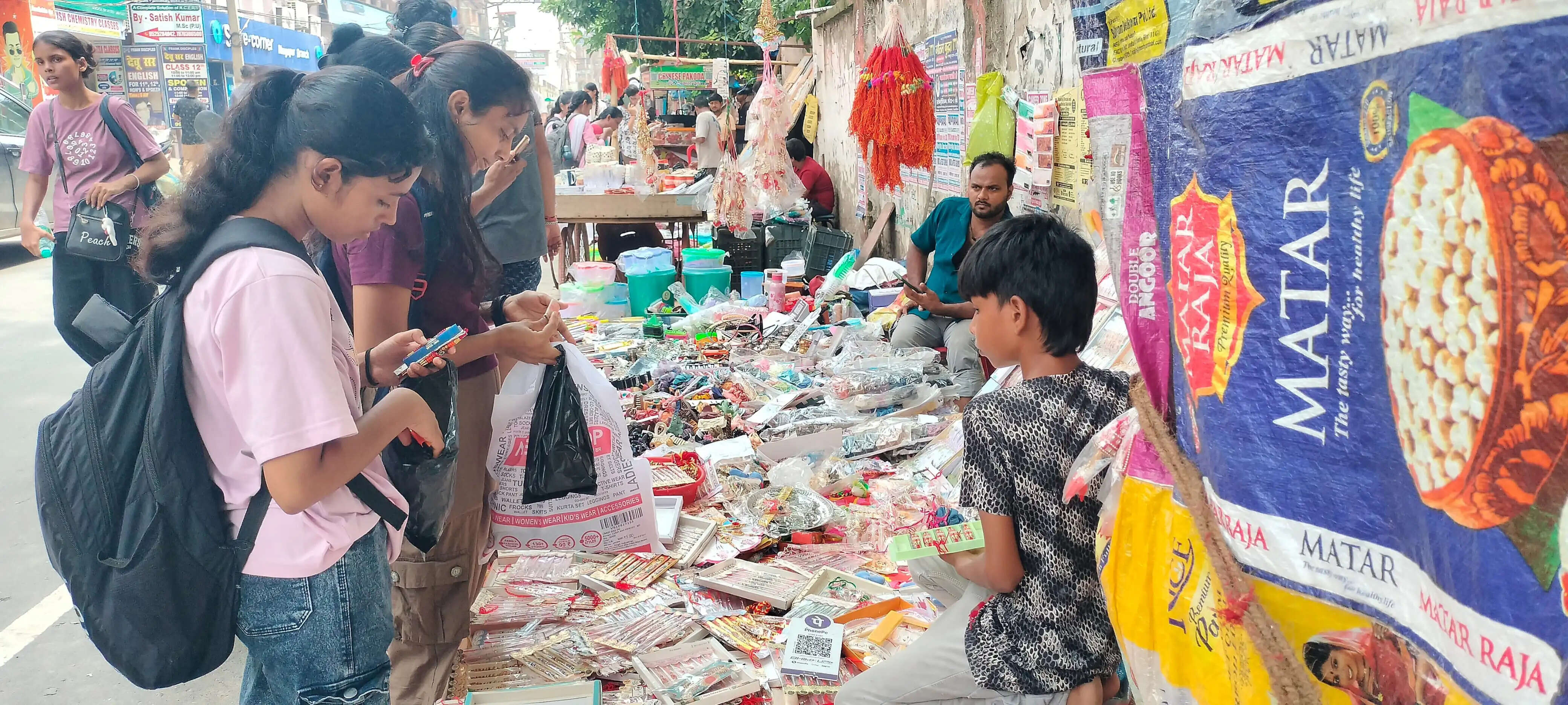 ऑनलाइन बाजार की चमक ने फीकी की भागलपुर के राखी दुकानदारों की रौनक, कभी 50 हजार की कमाई, अब भुखमरी की नौबत