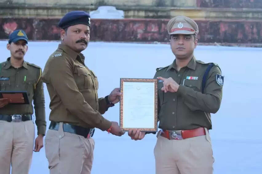 मंदसौरः एसपी ने उत्कृष्ट कार्य करने वाले अधिकारी-कर्मचारियों को किया प्रशस्ति पत्र से सम्मानित
