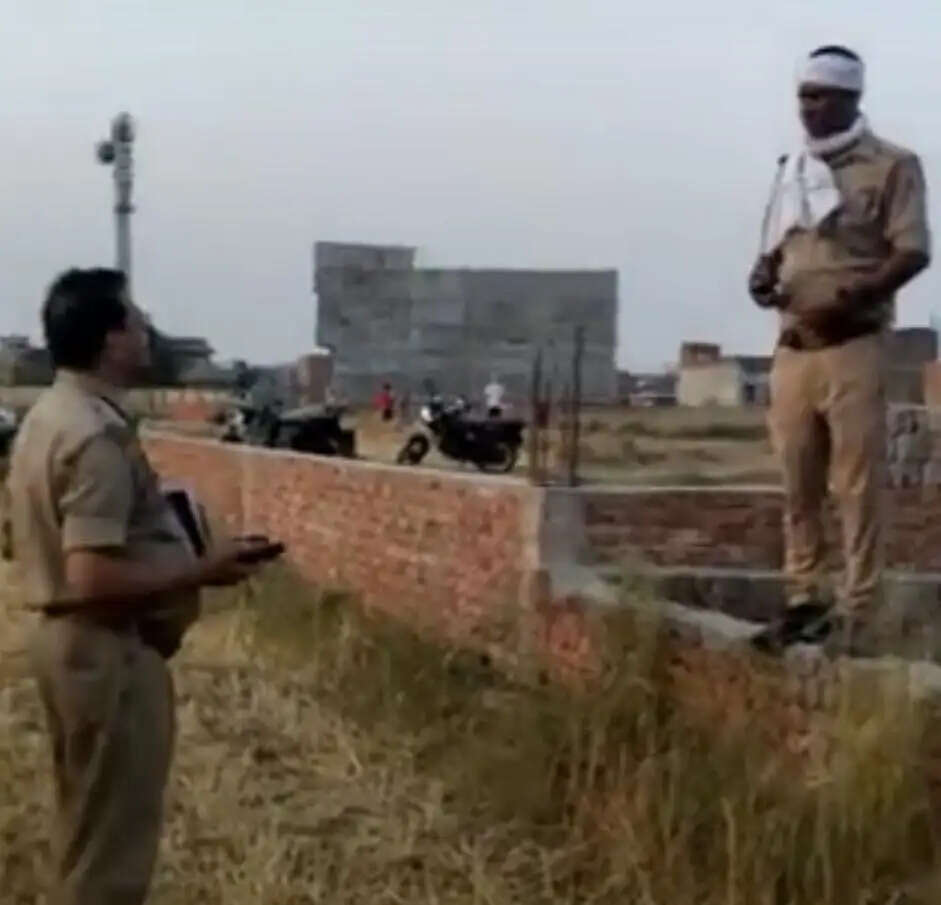 बाउंड्री के अंदर बुधवार को कई दिन पुराना अज्ञात शव मिला