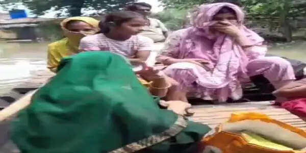 बाढ़ के बीच जिला प्रशासन और स्वास्थ्य विभाग की टीम ने प्रसव पीड़ित महिला का किया सफल रेस्क्यू