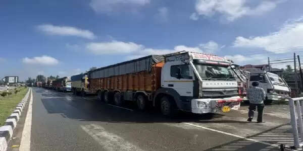 जम्मू-श्रीनगर राष्ट्रीय राजमार्ग यातायात के लिए खुला