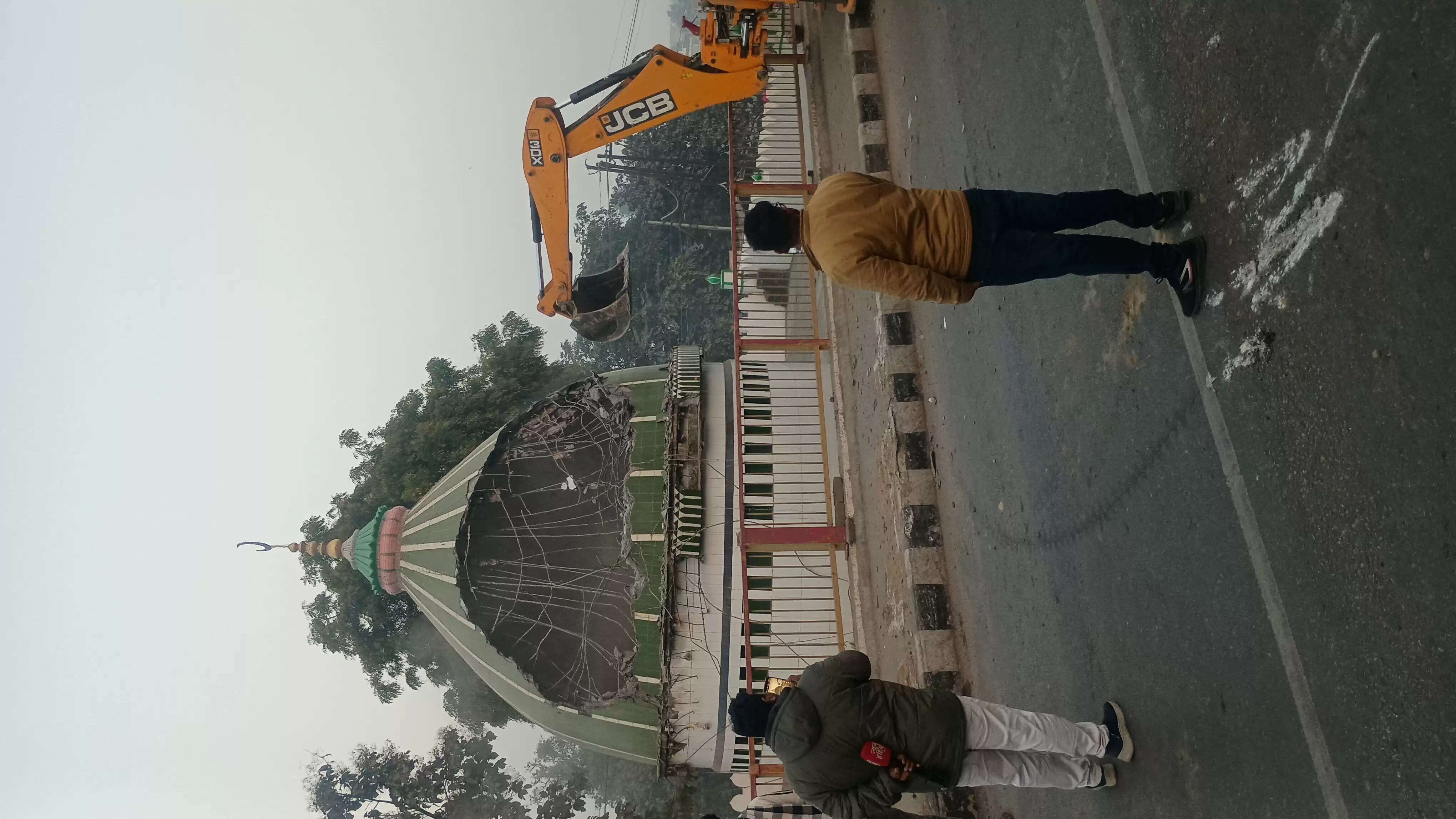 देवरिया में सरकारी जमीन पर बनी अवैध मजार पर बुलडोजर की कार्रवाई, कोर्ट के आदेश से हाे रहा ध्वस्तीकरण