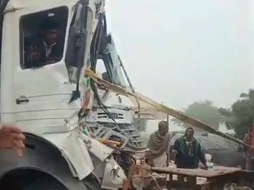 कोहरे में दो डम्पर टकराए, एक का चालक केबिन में फंसा