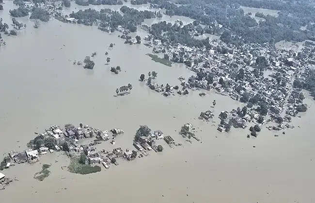 मुख्यमंत्री ने बाढ़ प्रभावित क्षेत्रों का किया दौरा, परिवारों को हरसंभव सहायता उपलब्ध कराने का दिया निर्देश