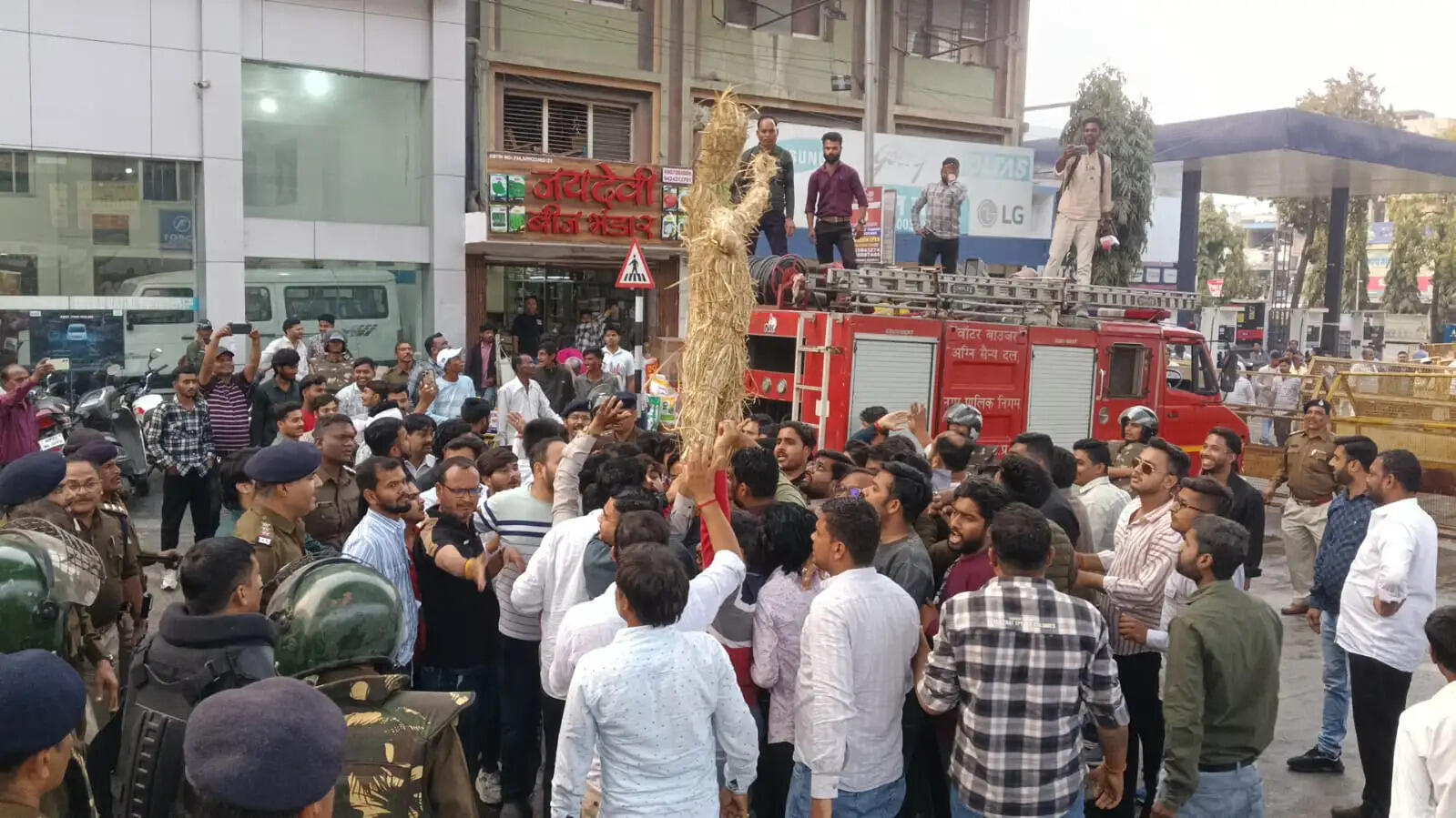 जबलपुरः भाजपा पर कांग्रेस ने लगाया कार्यालय पर हमले का आरोप, पुलिस से धक्का-मुक्की