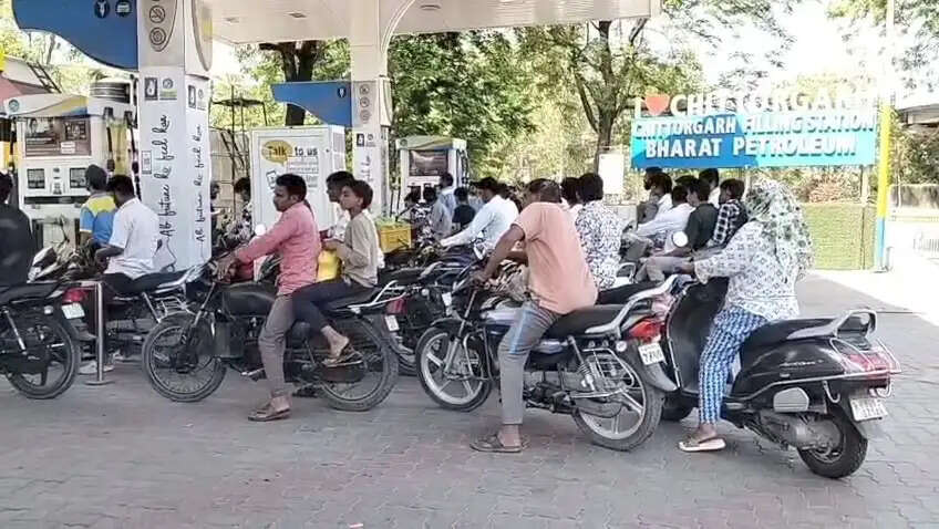 पेट्रोल-डीजल कमी के अंदेशे पर लगी कतारें, प्रशासन ने खबरों को बताया अफवाह