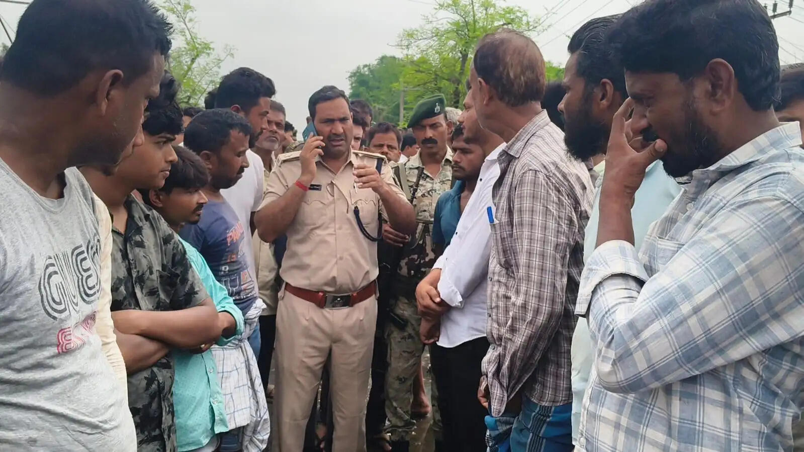 जलजमाव से त्रस्त ग्रामीणों ने फारबिसगंज-कुरसेला सड़क को जाम कर किया प्रदर्शन